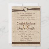 Rustige burlap hartslag clasp lbon bruiloft nodigt kaart (Voorkant)