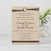 Rustige burlap hartslag clasp lbon bruiloft nodigt kaart (Staand voorkant)