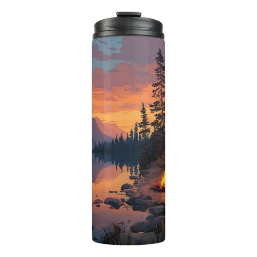 Rustige Camping Scene bij een bergmeer Thermosbeker (Voorkant)