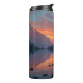 Rustige Camping Scene bij een bergmeer Thermosbeker (Gedraaid links)