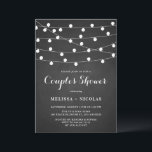 Rustige Chalkboard String Lights Couples Shower Kaart<br><div class="desc">Nodig de gast uit met deze uitnodiging voor de douche van de roestkoppels. Het kenmerkt witte hangende sproeilichten en een grillig manuscript op de achtergrond van faux chalkboard. Deze snaarlichtuitnodiging is ideaal voor herfst- en buitenechtparen douches.</div>