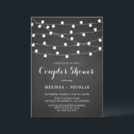 Rustige Chalkboard String Lights Couples Shower Kaart<br><div class="desc">Nodig de gast uit met deze uitnodiging voor de douche van de roestkoppels. Het kenmerkt witte hangende sproeilichten en een grillig manuscript op de achtergrond van faux chalkboard. Deze snaarlichtuitnodiging is ideaal voor herfst- en buitenechtparen douches.</div>