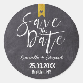 Rustige Chalkboard Typografie Gold Save the Date Ronde Sticker