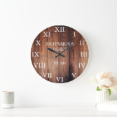 Rustige donkerhoutfamilie — boerenhok grote klok (Huis)