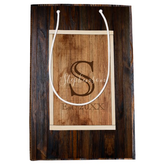 Rustige donkerhouttoonmonogram Gemiddelde Gift Bag Medium Cadeauzakje (Voorkant)
