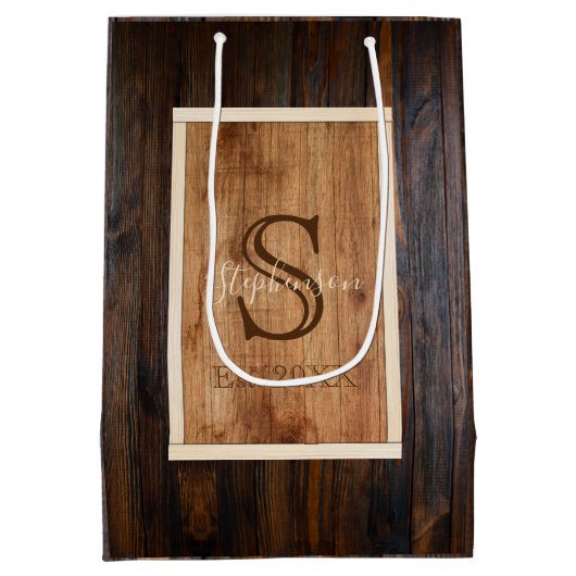 Rustige donkerhouttoonmonogram Gemiddelde Gift Bag Medium Cadeauzakje (Achterkant)