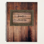 Rustige, donkerschors, gepersonaliseerd planner<br><div class="desc">Robuust,  donker hout gepatterde planner.
U kunt het personaliseren en uw eigen naam en tekst aan de voorzijde toevoegen.</div>