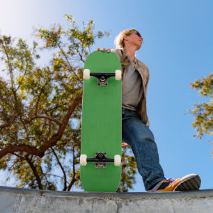 Rustige & eenvoudige visuele groene textuur achter persoonlijk skateboard