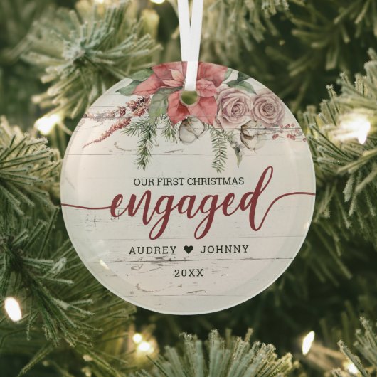 Rustige Eerste Kerstmis met rode roze Floral Glas Ornament (Insitu)