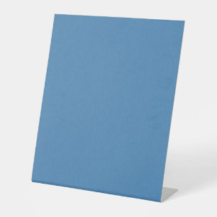 Rustige en eenvoudige effen blauwe textuurachtergr reclamebord met voetstuk