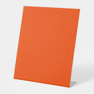 Rustige en eenvoudige oranje textuur achtergrond reclamebord met voetstuk