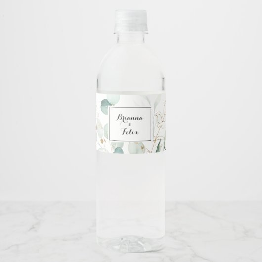 Rustige Eucalyptus Gold Floral Calligraphy Wedding Waterfles Etiket (Voorkant)