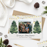 Rustige familie Boerderij met kerstboomfoto's Feestdagenkaart<br><div class="desc">Elegant "Wij wensen u een prettig kerstfeest!" Het ontwerp van de vakantiefoto bevat een rotsachtig winterscène uit een kerstboomboerderij dat een favoriete familiefoto lijsten. Omvat een witte houtkorrelachtergrond met hangende touwtreklichten en verse groene waterverf pijnbomen. Pas uw wensen aan met uw groet, de achternaam van uw familie en het jaar....</div>