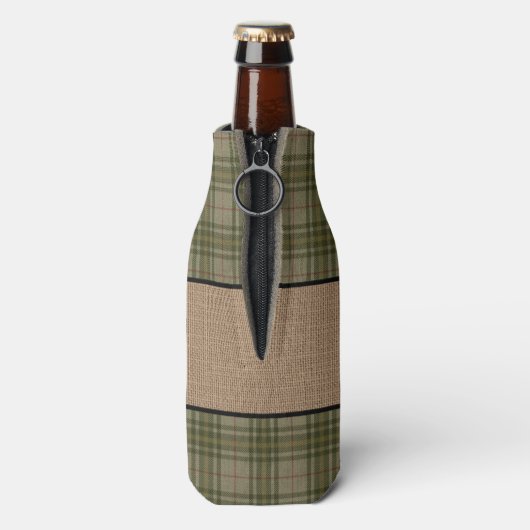 Rustige Familie Cabin Moose Pine Green Play Burlap Flesjeskoeler (Fles Achterkant)