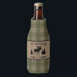 Rustige Familie Cabin Moose Pine Green Play Burlap Flesjeskoeler<br><div class="desc">Mooie, roestrijke flessenkoelers met uw familienaam en -kap, laag, huisje of andere gewenste tekst en de vastgestelde datum. Dit unieke, aangepaste ontwerp is voorzien van een silhouet van een stier en dennenbomen op een plattegrond, voorzien van een mooi Frans landschap, geplakt in zachte grasschoppen en groen. Om meer design als...</div>