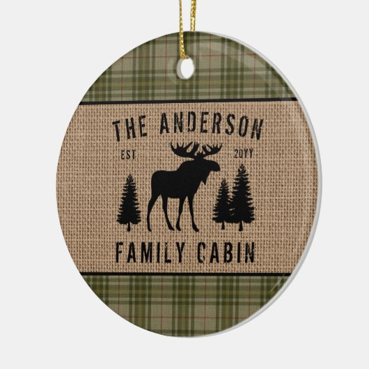 Rustige Familie Cabin Moose Pine Green Play Burlap Keramisch Ornament (Links)