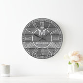 Rustige Familienaam Gray Wood Monogram Grote Klok (Huis)