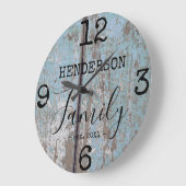 Rustige Farmhouse Distsed Faux Wood Familienaam Grote Klok (Hoek)