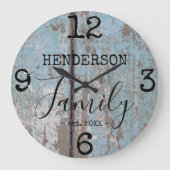Rustige Farmhouse Distsed Faux Wood Familienaam Grote Klok (Voorkant)