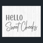 Rustige Farmhouse Hallo Sweet Cheeks White Wood Poster<br><div class="desc">Robuust vuurhuis Hallo Sweet Cheeks White Wood poster print met een handschrift en eenvoudige minimale tekst op witte gewassen houten achtergrond. Een landskievormig ontwerp om de stemming in je badkamer op te helderen! Een grappig huislanddecor voor de badkamer.</div>