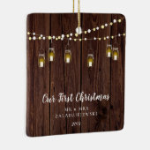 Rustige Farmhouse Mason Jar ons eerste kerstfeest Keramisch Ornament (Rechts)