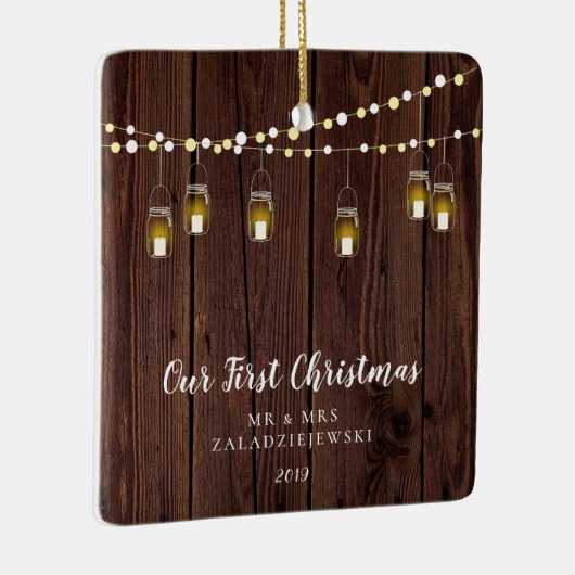 Rustige Farmhouse Mason Jar ons eerste kerstfeest Keramisch Ornament (Rechts)