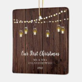 Rustige Farmhouse Mason Jar ons eerste kerstfeest Keramisch Ornament (Links)