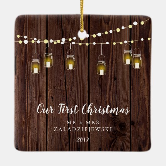 Rustige Farmhouse Mason Jar ons eerste kerstfeest Keramisch Ornament (Achterkant)