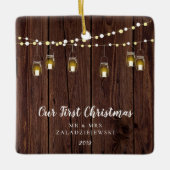 Rustige Farmhouse Mason Jar ons eerste kerstfeest Keramisch Ornament (Voorkant)