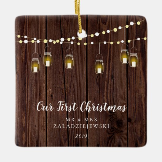 Rustige Farmhouse Mason Jar ons eerste kerstfeest Keramisch Ornament (Voorkant)