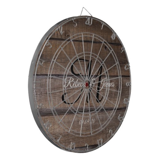 Rustige Farmhouse Monogram Script Familienaam Dartbord (Voorkant Links)