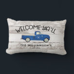 Rustige Farmhouse Style  Truck Familienaam Kussen<br><div class="desc">Rustic Farmhouse  Style  Truck Family Name Lumbar Pillow - Country Pillow is voorzien van een  blauwe pick-up truck met je familieinitiaal in een laurel-grap. Ook gepersonaliseerd met je familienaam en het jaar waarin je thuis was gevestigd. Ook beschikbaar op donker hout, </div>