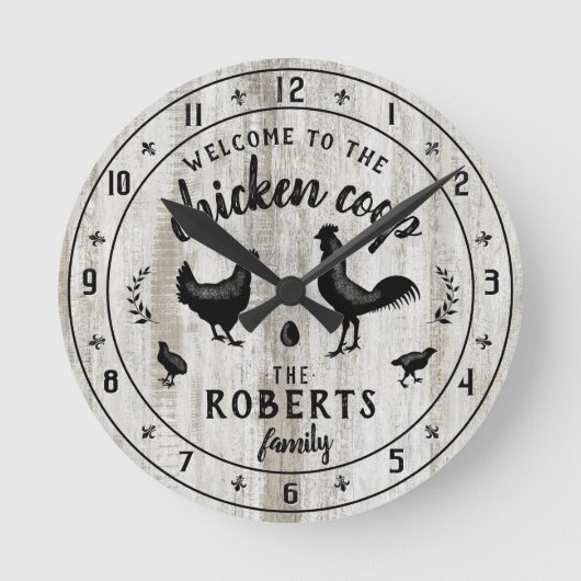 Rustige Farmhouse Wood Chicken Coop Custom Name Ronde Klok (Voorkant)