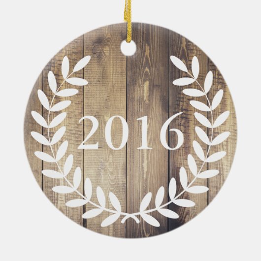 Rustige Farmhouse Wood White Laurels Familienaam Keramisch Ornament (Achterkant)