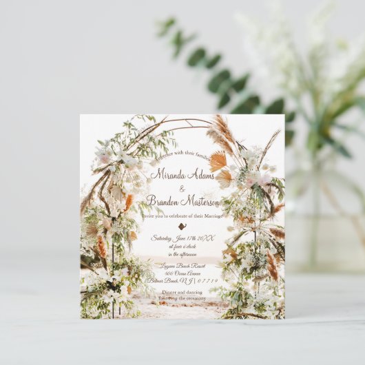 Rustige Floral Palm Arch Tropical Beach Wedding Kaart (Staand voorkant)