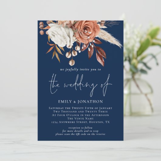 Rustige Florals QR Code Navy Blue Wedding Kaart (Staand voorkant)