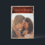 Rustige foto Red Gold Flat sparen de datum Save The Date<br><div class="desc">Een mooie fotobruiloft "Save the Date"-kaart voor al je familie en vrienden om hen vriendelijk uit te nodigen voor je speciale gelegenheid. De rode rode rustige achtergrond is zo'n rijke blik. Opgemaakt in faux gold glitter om de toon te zetten voor romantische en klassieke elegantie. Goudspatten eindigen met deze bruiloft...</div>
