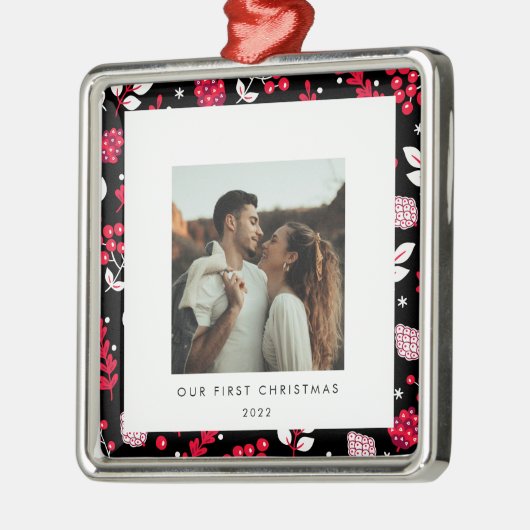 Rustige foto van het zwarte en rode kerstpatroon metalen ornament (Links)