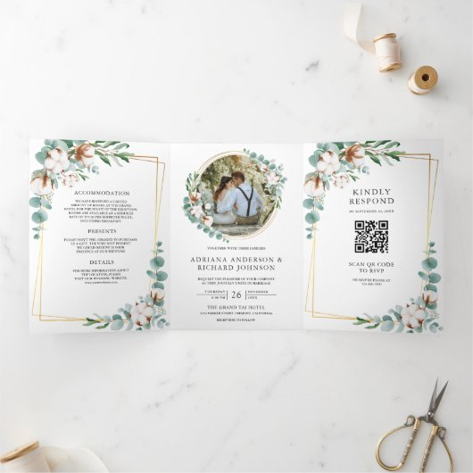 Rustige goudkatoen Eucalyptus QR Code Weddenschap Drieluik Uitnodiging (Binnen)