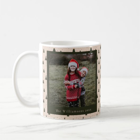 Rustige groene kerstbomen Aangepaste naam foto  Koffiemok (Links)