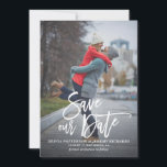 Rustige hand Foto opslaan Datum II Save The Date<br><div class="desc">Een stijlvolle verticale kaart,  die de datum van de flatkaart opslaat met een robuuste moderne kalligrafie met een wit en grijs strempatroon. Pas deze kaart aan door uw eigen foto en details toe te voegen. Er is een platte kaartversie beschikbaar.</div>