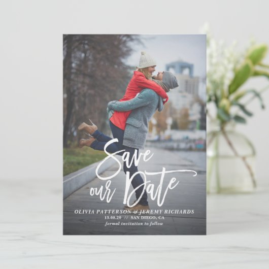 Rustige handfoto's met foto's opslaan onze datum save the date (Staand voorkant)