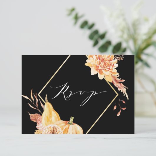 Rustige Herfst Gold Floral Pumpkin Wedding Black RSVP Kaartje (Staand voorkant)