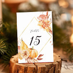 Rustige Herfst Gold Floral Pumpkin Wedding Kaart<br><div class="desc">Het nummer van deze trouwtafel is voorzien van roestrijke waterverf bloemen en pompoenen in verbrande oranje,  goud,  terracotta,  bruinkool met beige en bruine pampasgras. Voor meer geavanceerde aanpassing van dit ontwerp,  te klikken gelieve de "pas verder"verbinding aan. Overeenkomende objecten zijn ook beschikbaar.</div>