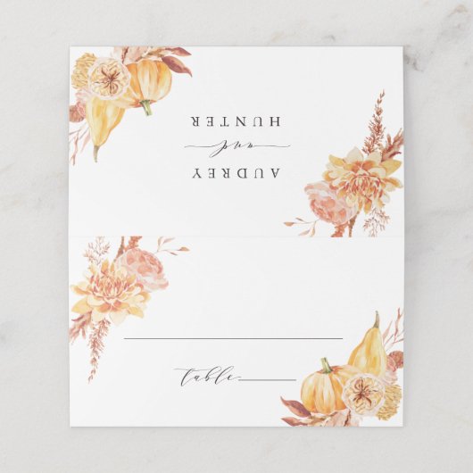 Rustige Herfst Gold Floral Pumpkin Wedding Plaatskaartje (Buitenkant ongevouwen)