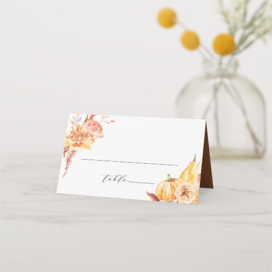 Rustige Herfst Gold Floral Pumpkin Wedding Plaatskaartje (Voorkant)