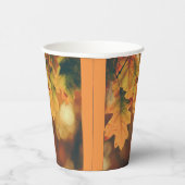 Rustige herfst laat papierbekertjes over papieren bekers (Rechts)