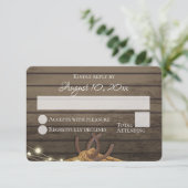 Rustige Hoefijzers Barn Wood Lights Wedding RSVP Kaart (Staand voorkant)