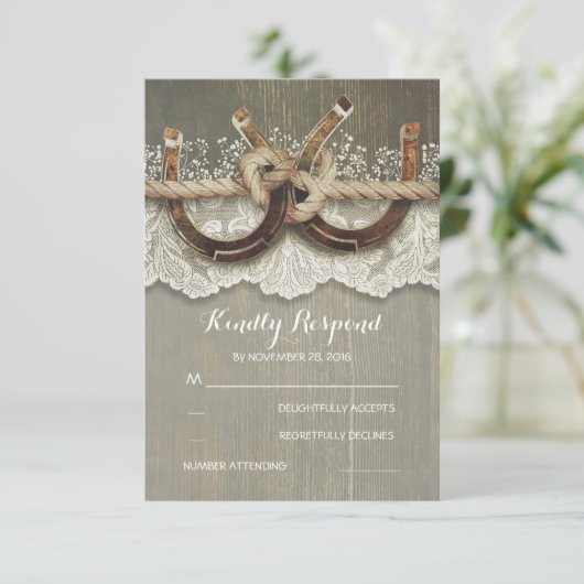 Rustige Hoefijzers van het land Hout Wace Wedding RSVP Kaartje (Staand voorkant)