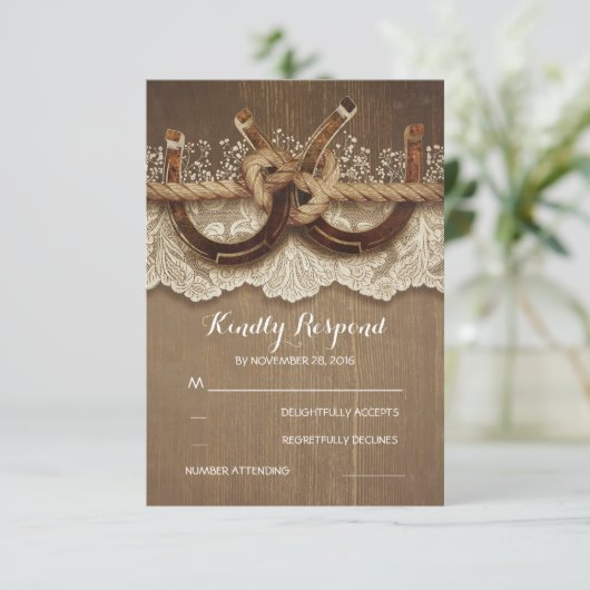 Rustige Hoefijzers van het land Hout Wace Wedding  RSVP Kaartje (Staand voorkant)